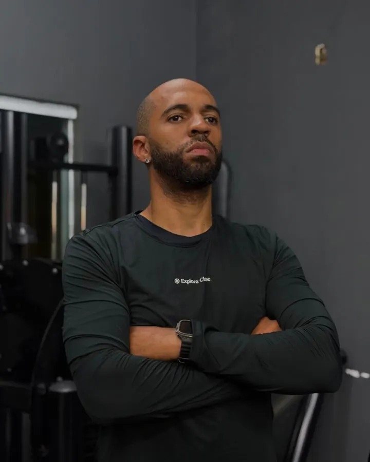 Retrato do personal trainer de braços cruzados