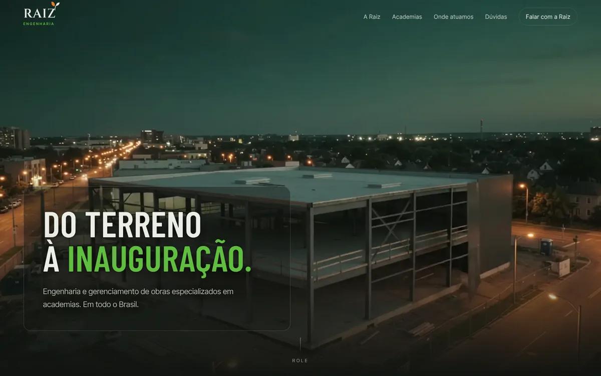 Página inicial do site da Raiz Engenharia no computador, com uma obra ao entardecer